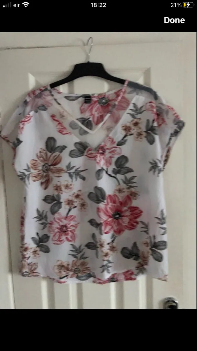 Ladies stunning top size L €3 - Image 1