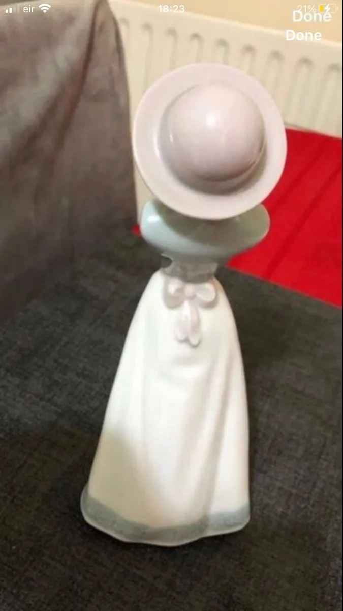 Noa Lladro lady figure €40 - Image 3