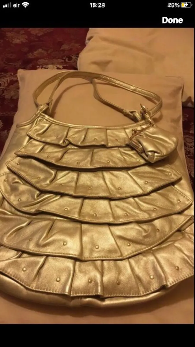 Ladies gold bag €10 - Image 1