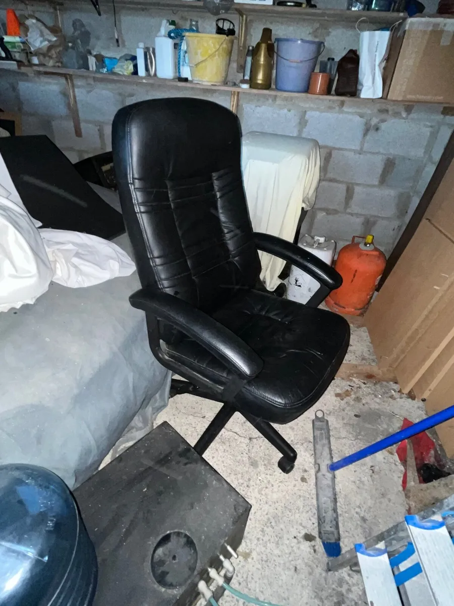 Office desk and chair - Image 3