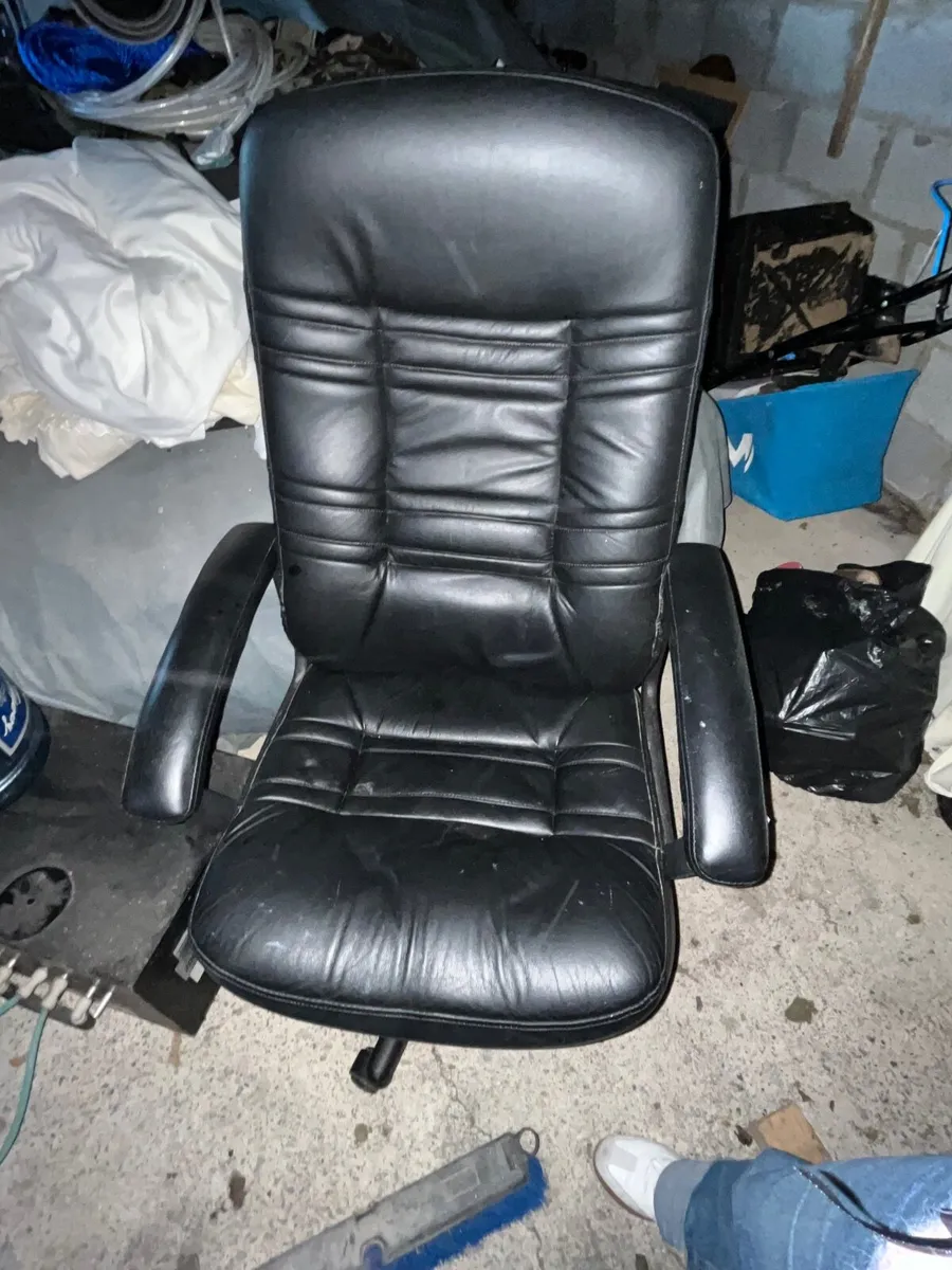 Office desk and chair - Image 4