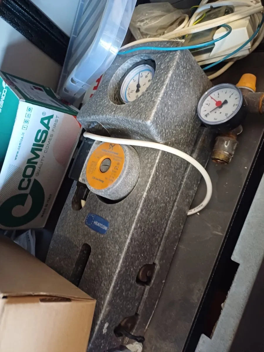 Solar Cylinder c/w 5 hot water solar panels - Image 3