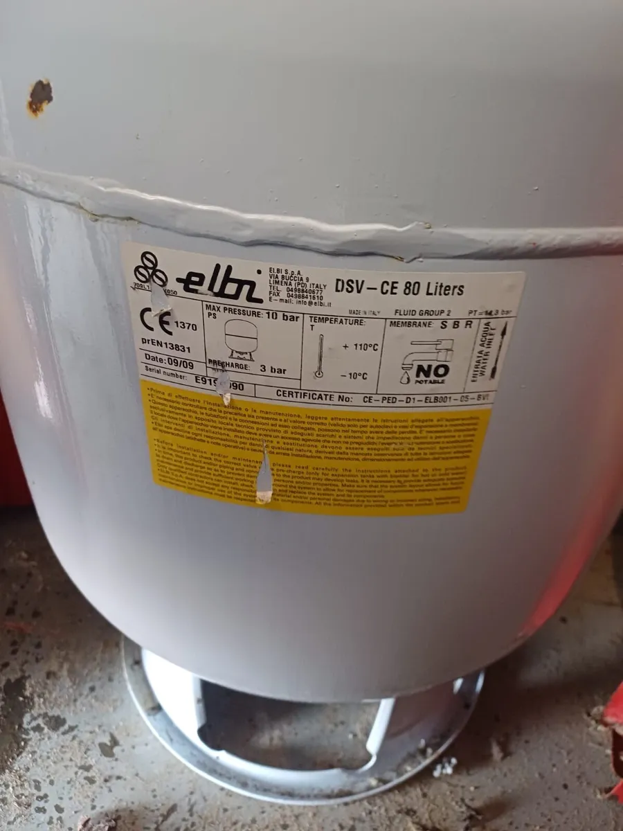 Solar Cylinder c/w 5 hot water solar panels - Image 4