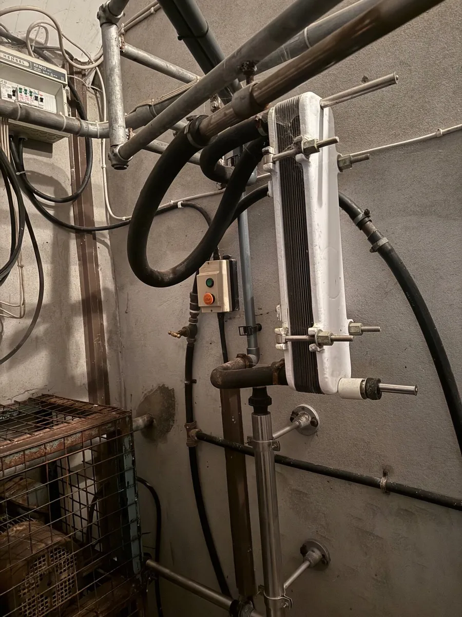 Six unit Dairymaster milking parlour - Image 4