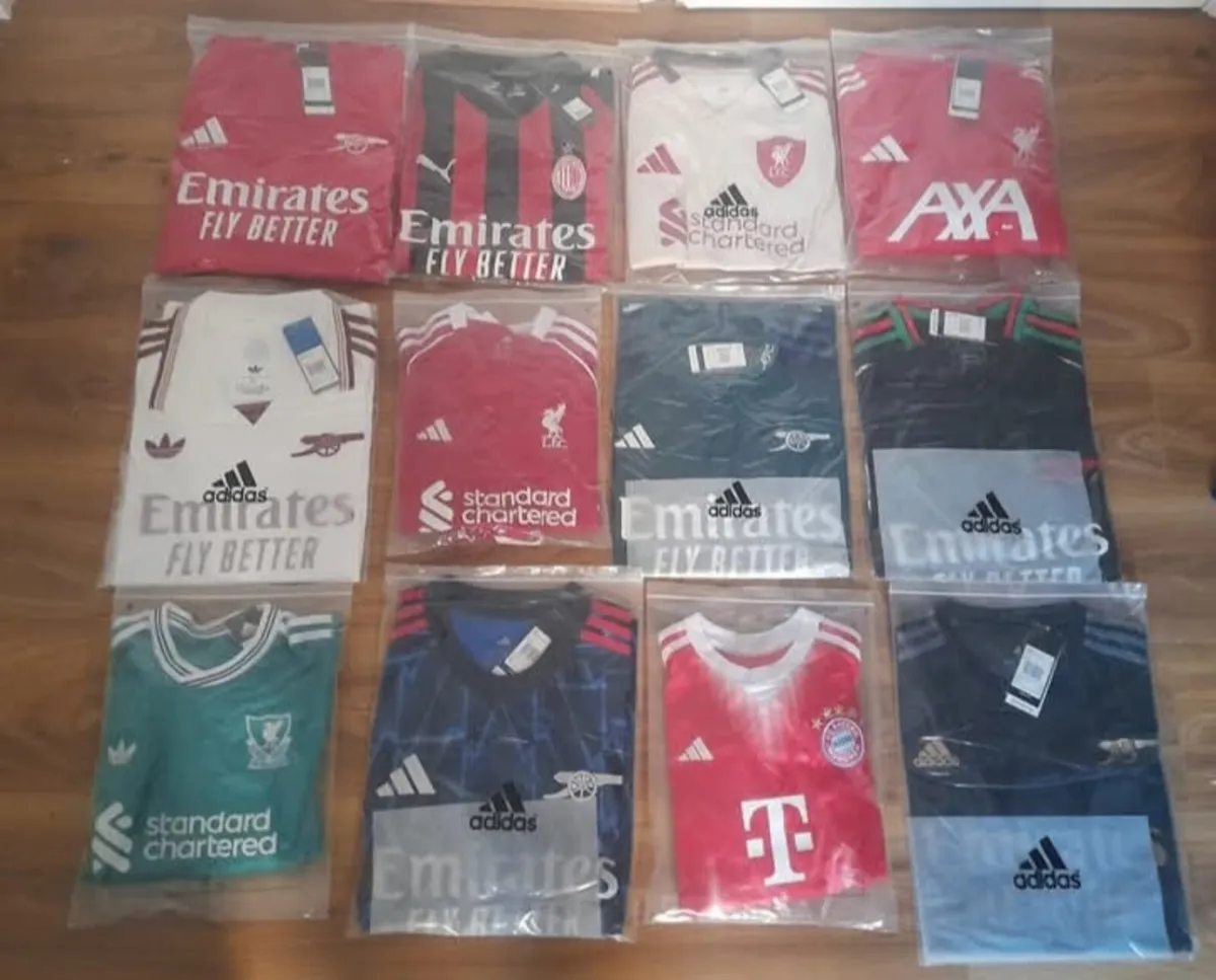 Soccer jerseys/kits and tracksuits - Image 3