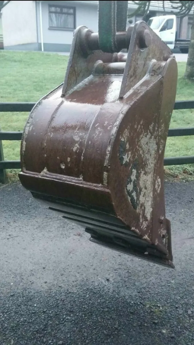 8 TON VOLVO DIGGER BUCKET 60mm pins - Image 1