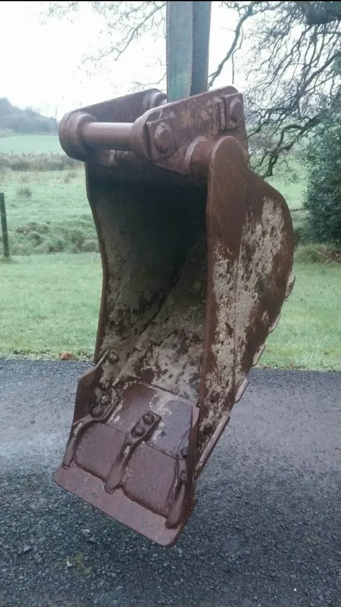 8 TON VOLVO DIGGER BUCKET 60mm pins - Image 2
