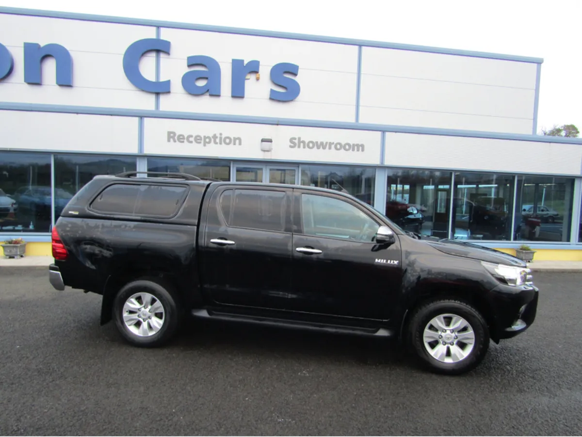Toyota Hilux DOUBLE CAB SR5 4DR - Image 3