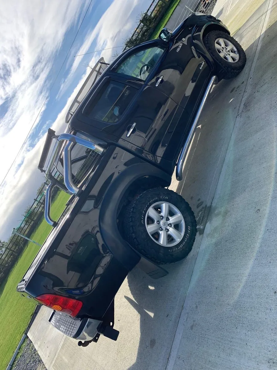 Toyota Hilux Invincible - Image 3