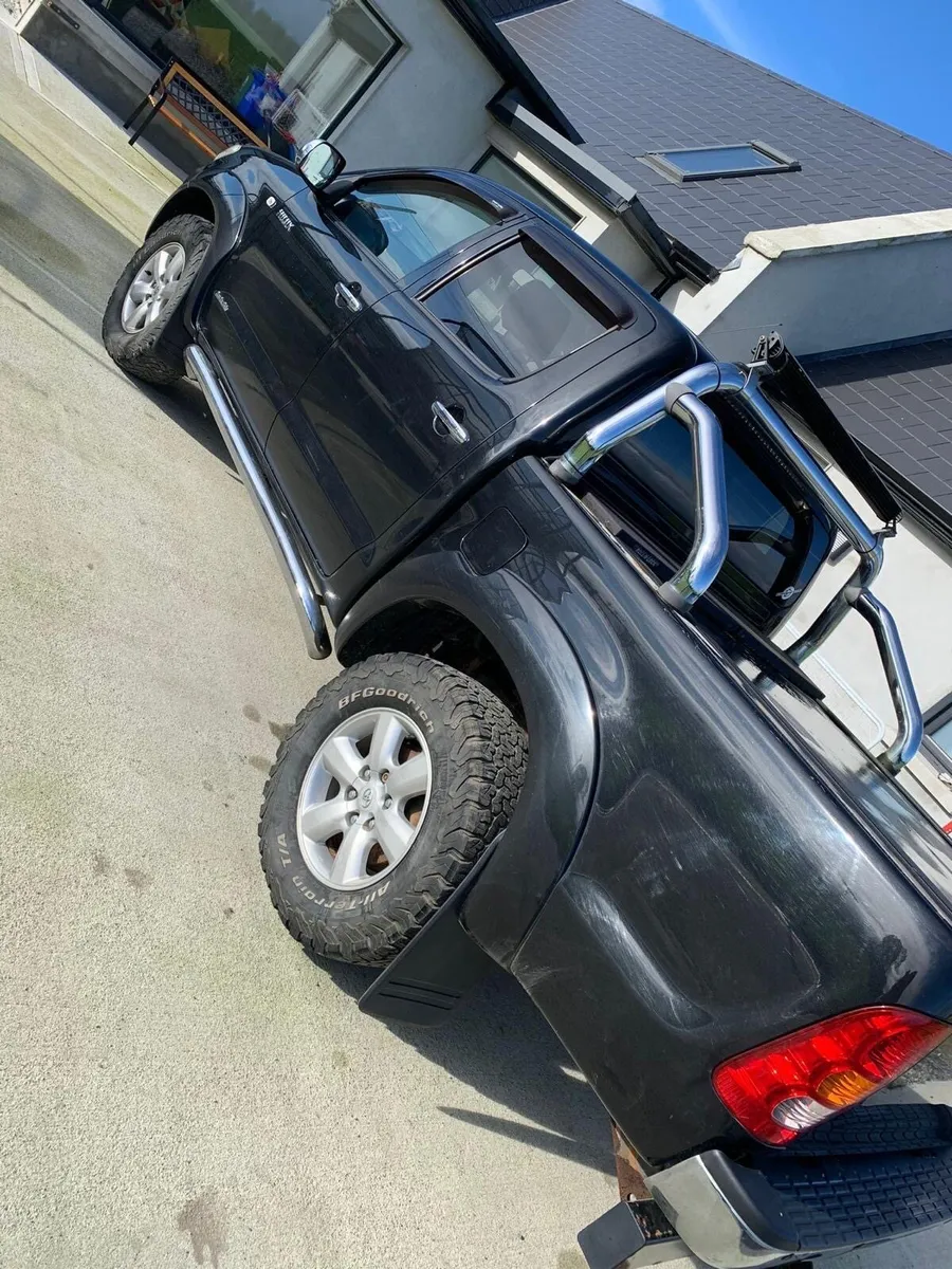 Toyota Hilux Invincible - Image 4