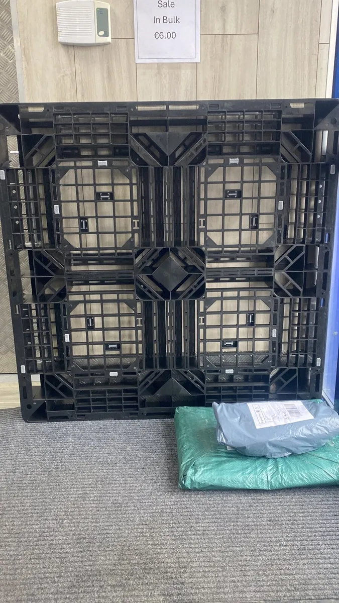 Plastic pallets for sale - Image 3
