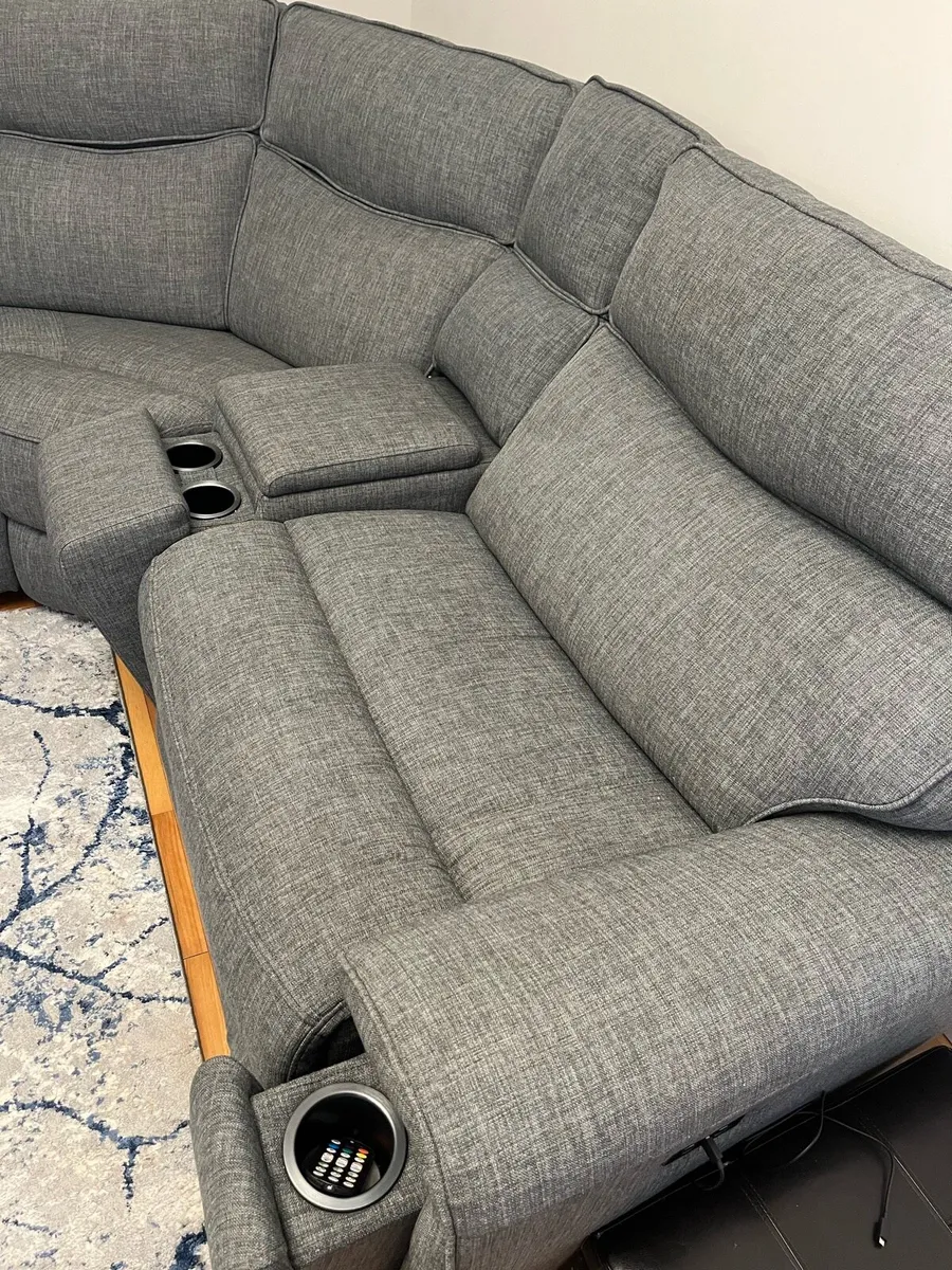 L Couch 5 seat recliner + console - Image 2