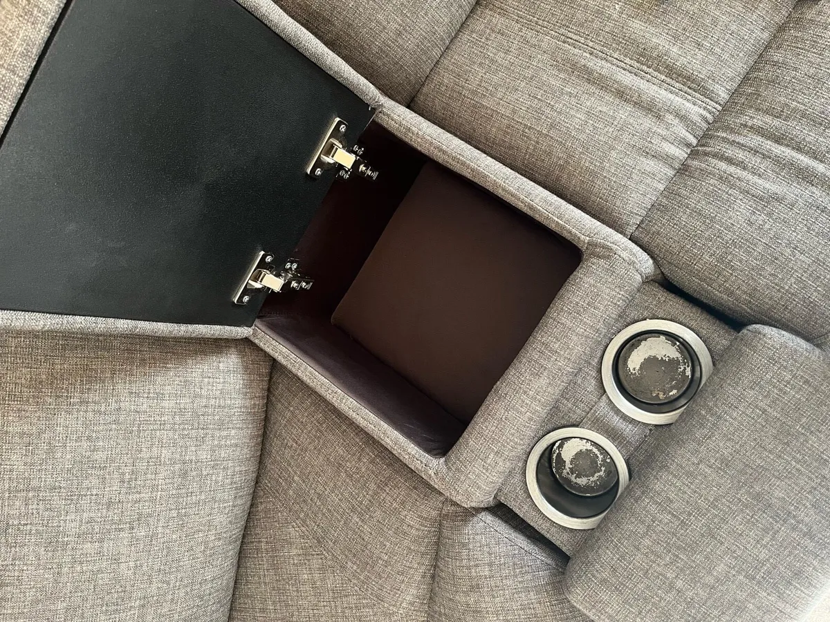 L Couch 5 seat recliner + console - Image 4