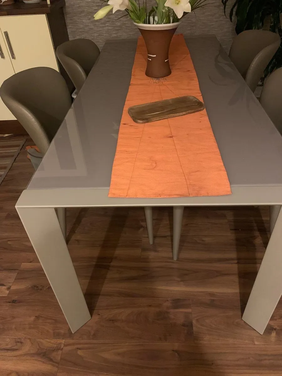 Kitchen table - Image 1