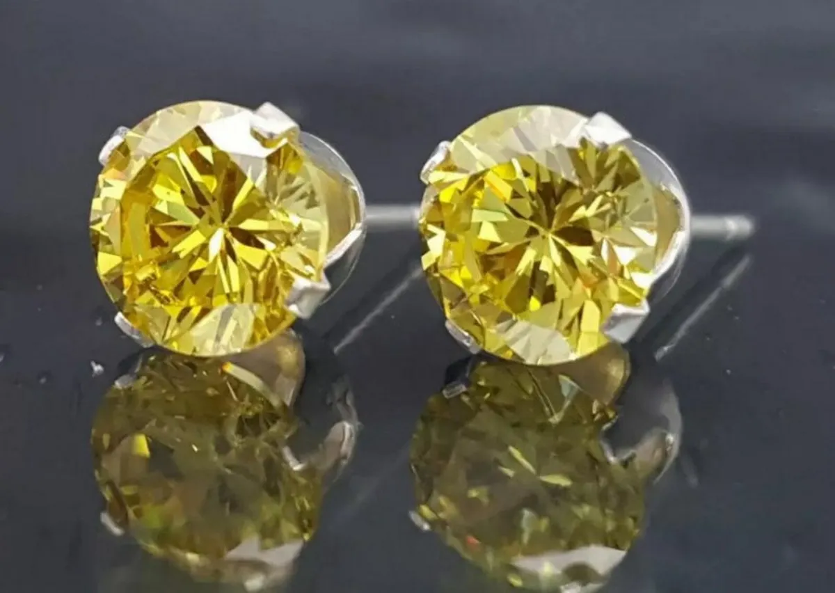 Vintage Gold 'Champagne Sapphire' Solitaires - Image 2