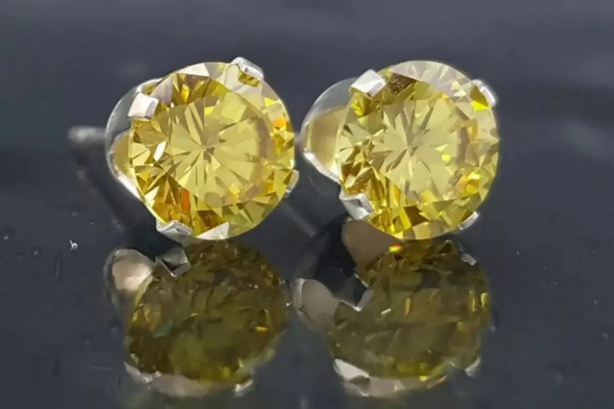 Vintage Gold 'Champagne Sapphire' Solitaires - Image 4