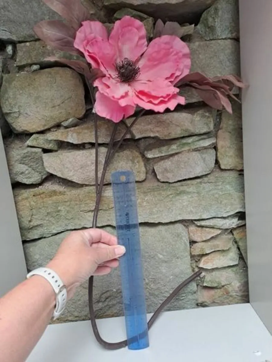 Large brown and pink flower - Image 3