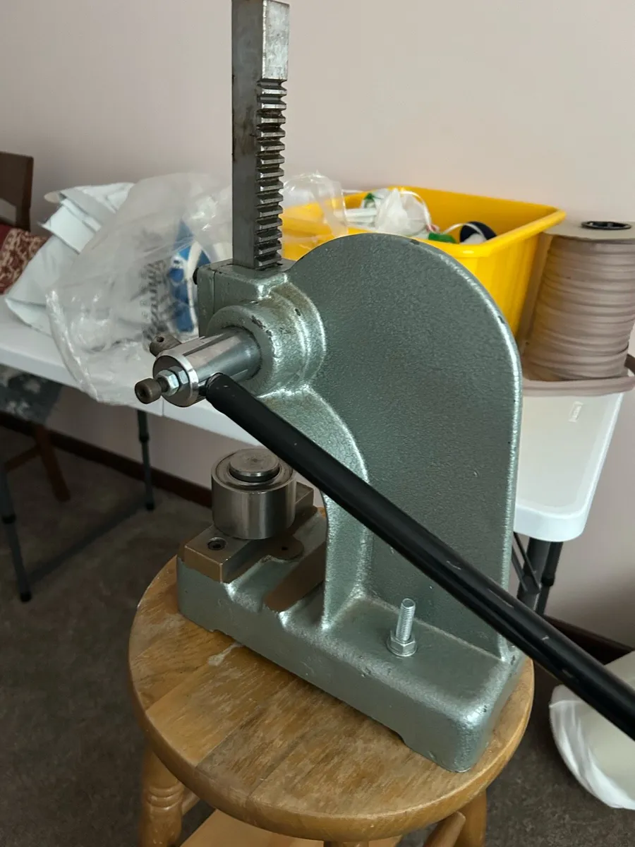 Curtain eyelet punch machine - Image 1