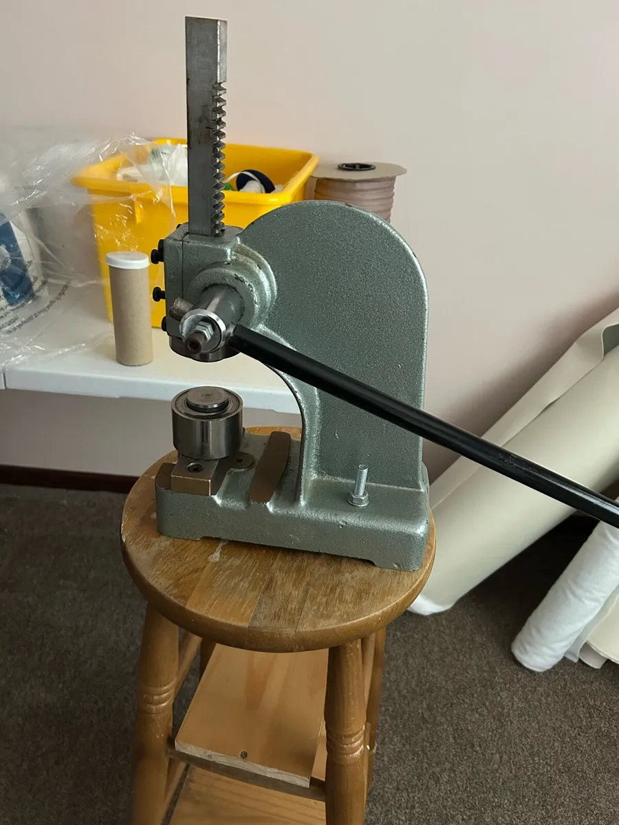 Curtain eyelet punch machine - Image 4