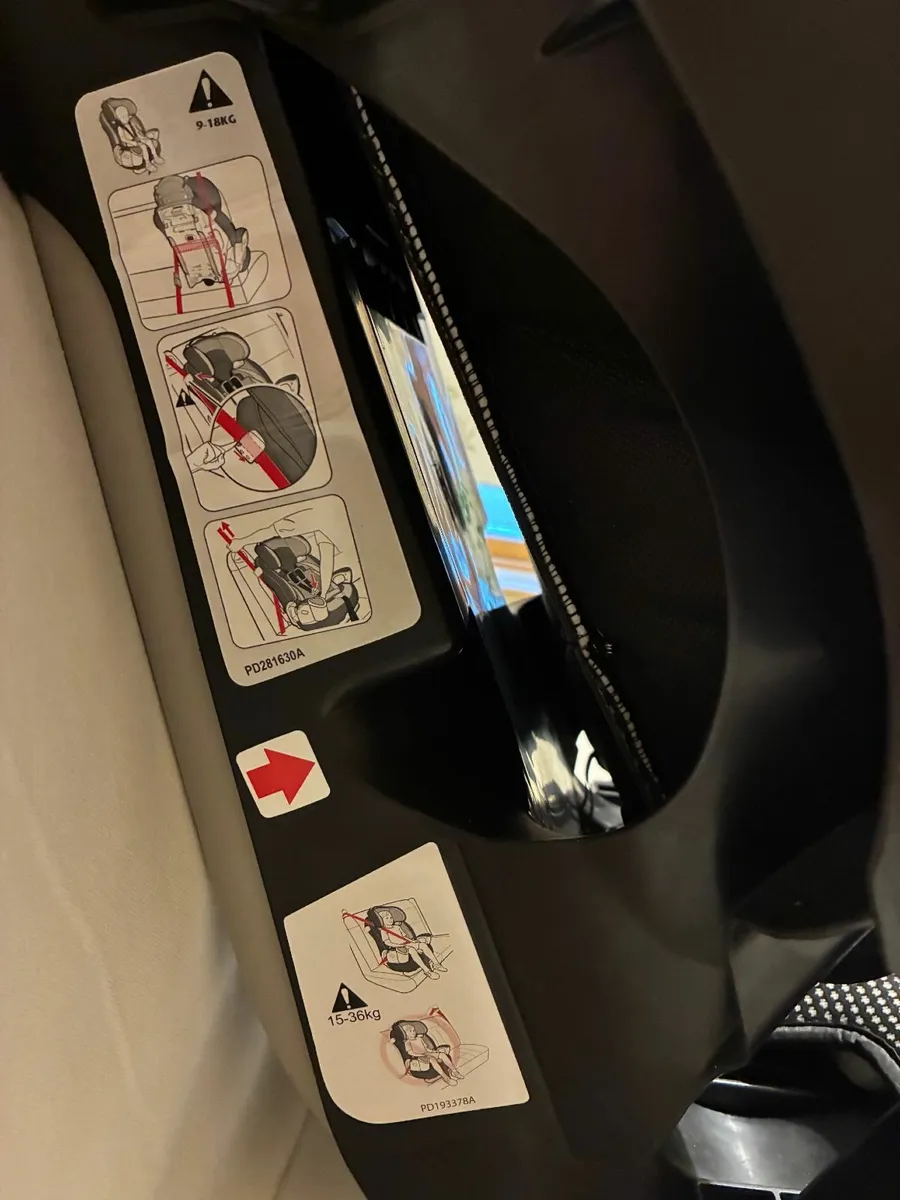 Child's car seat - Image 1