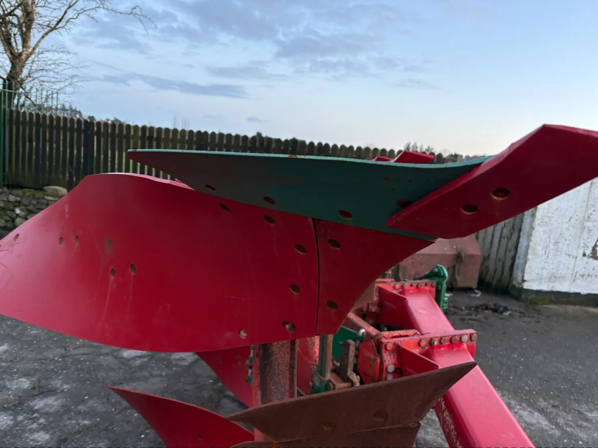 Kverneland 4 Furrow Rev. Plough - Image 3