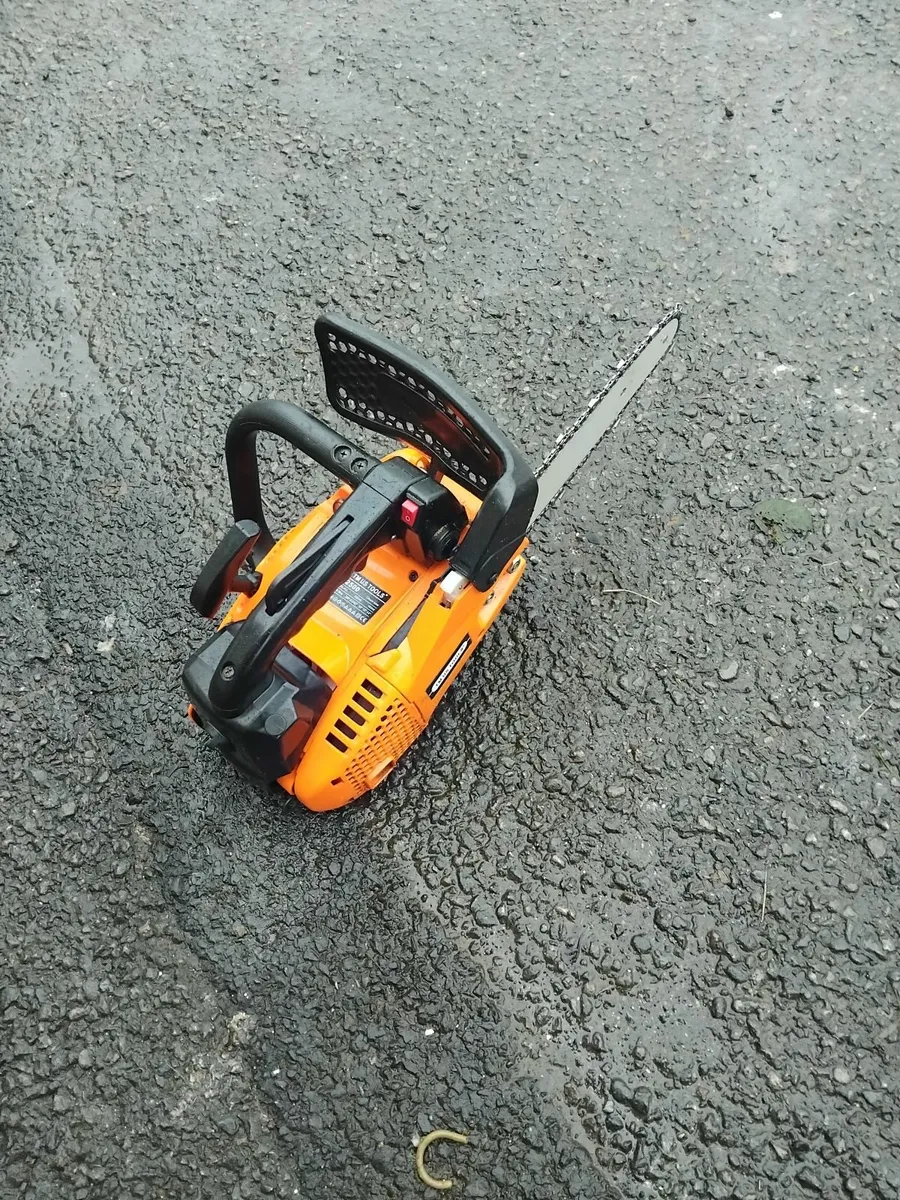 3 hand chainsaw only used 2 times like new - Image 4