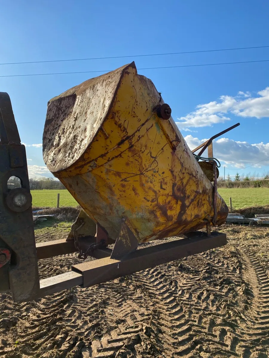 Concrete skip. - Image 2