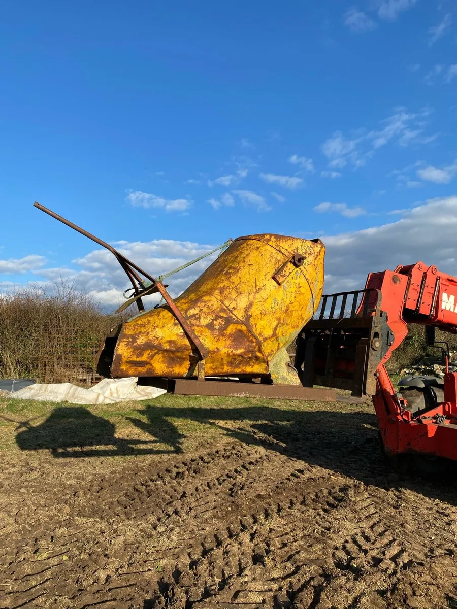 Concrete skip. - Image 3