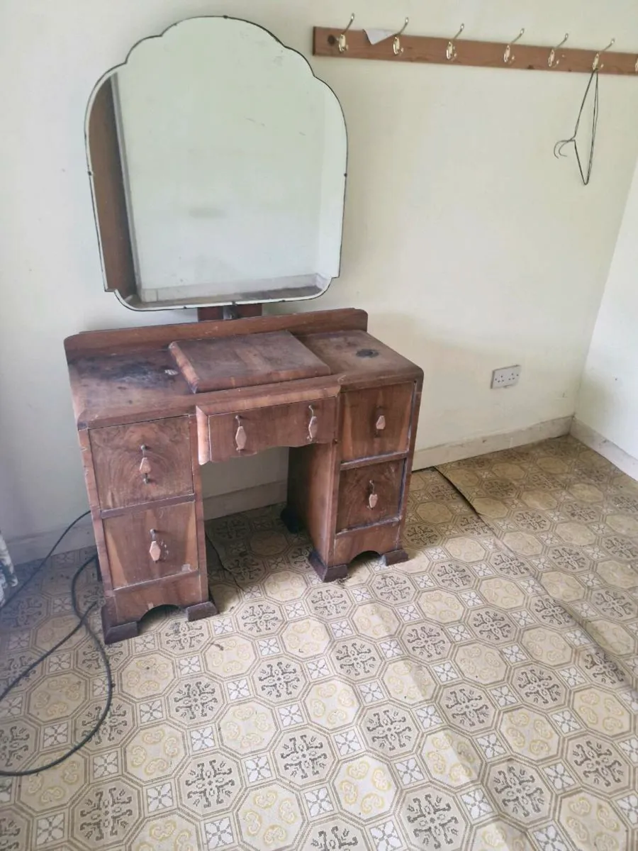 Old furniture - Image 1