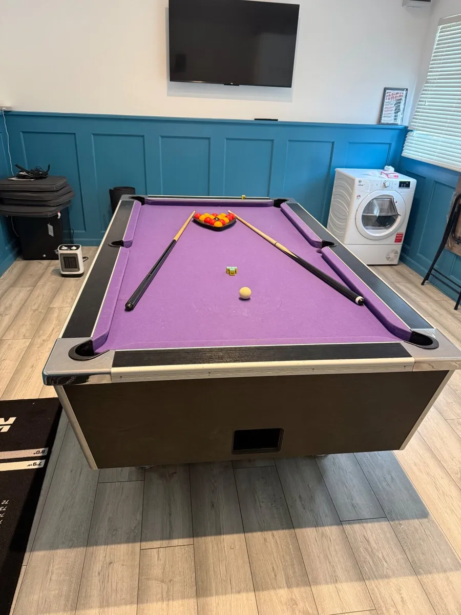 Pool table - Image 1