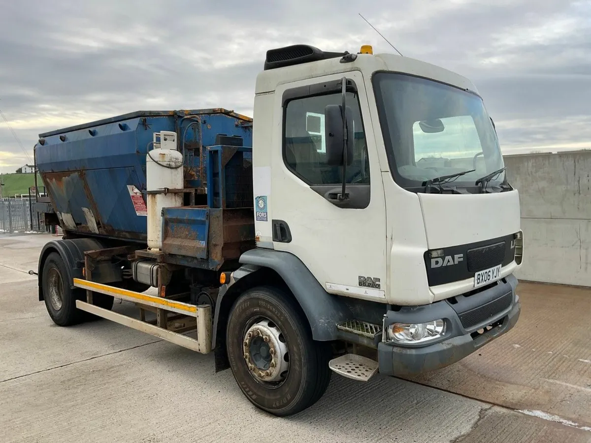DAF LF55.220 4x2 18 TON TARMAC HOTBOX LORRY - Image 1