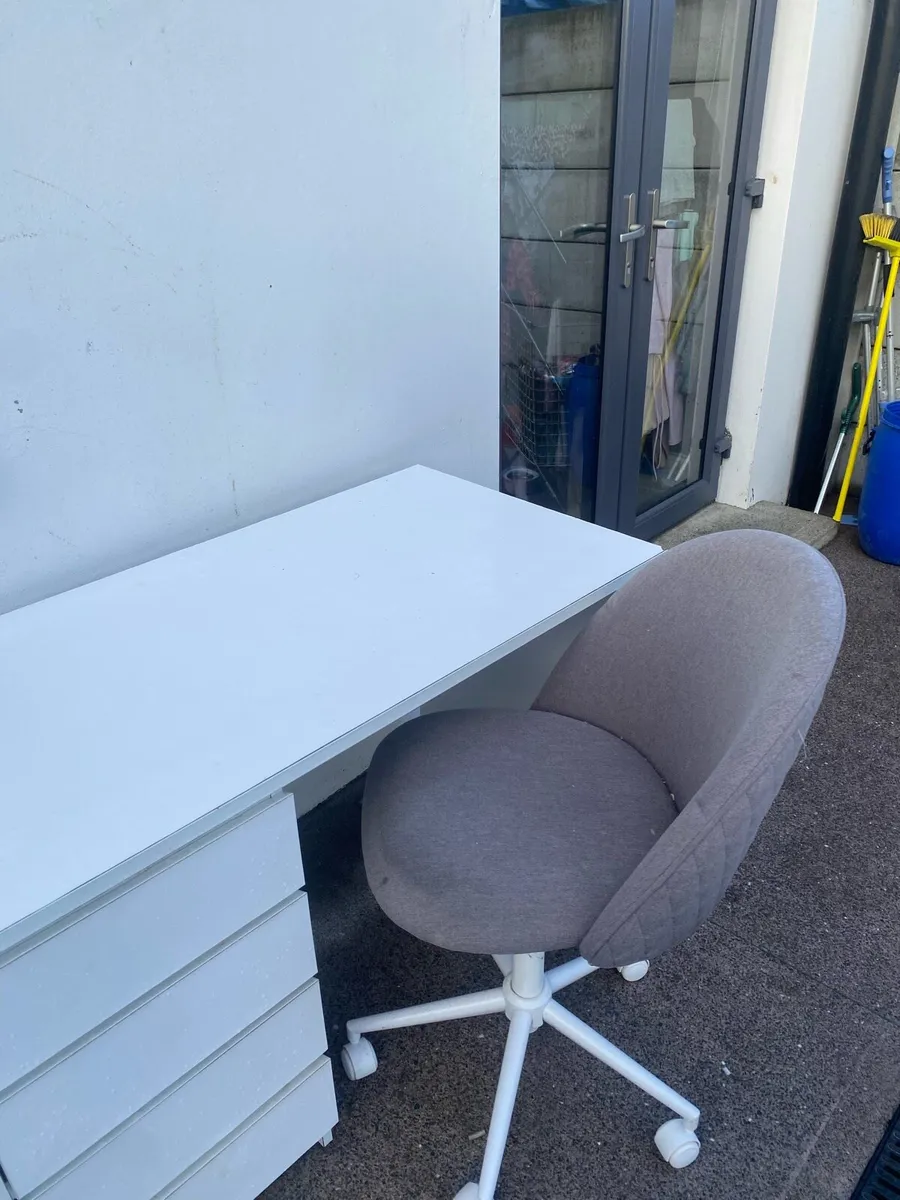 Makeup table and drawers with swivel chair - Image 2