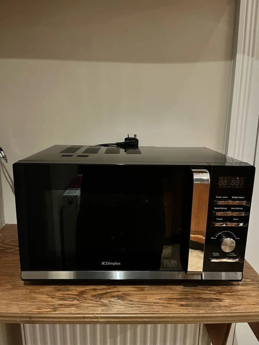 900W Dimplex Microwave - Almost new - Image 1