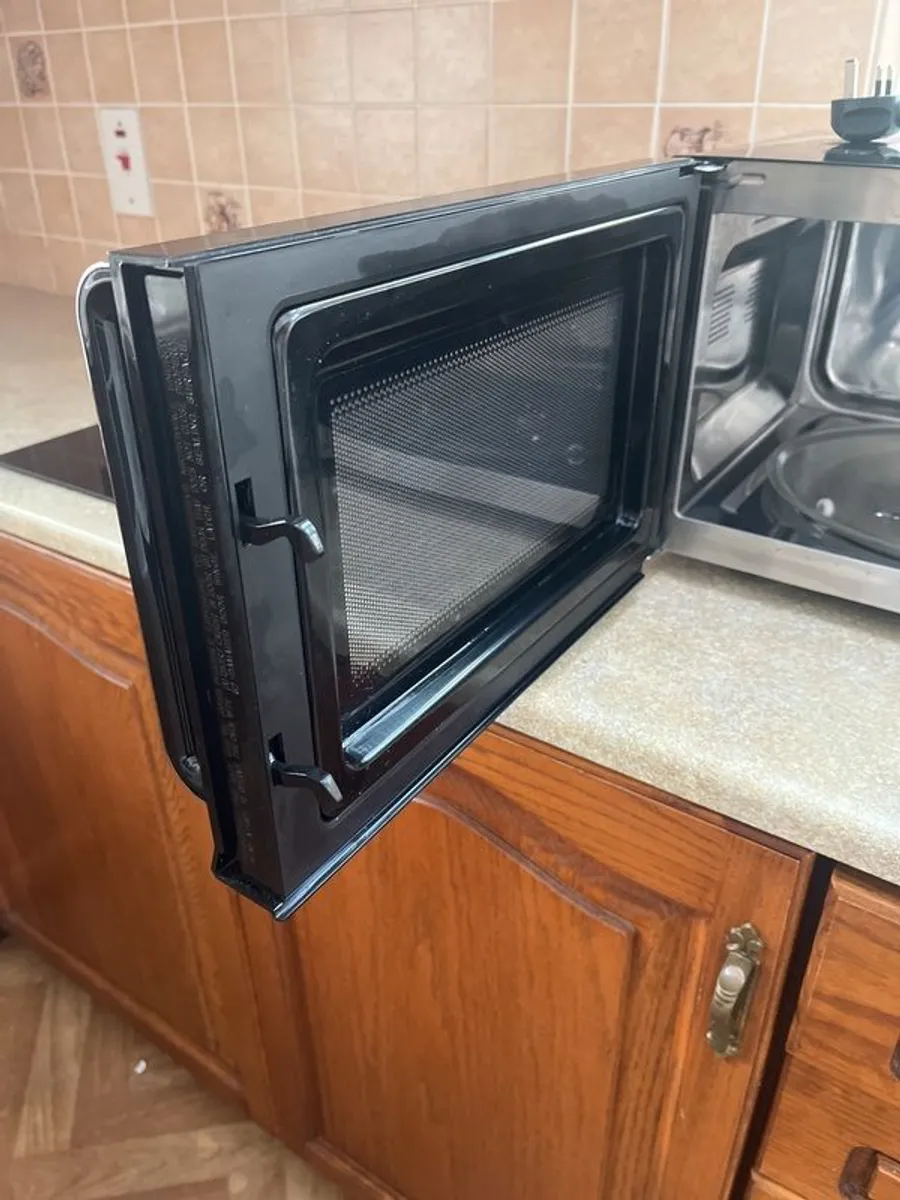 900W Dimplex Microwave - Almost new - Image 2