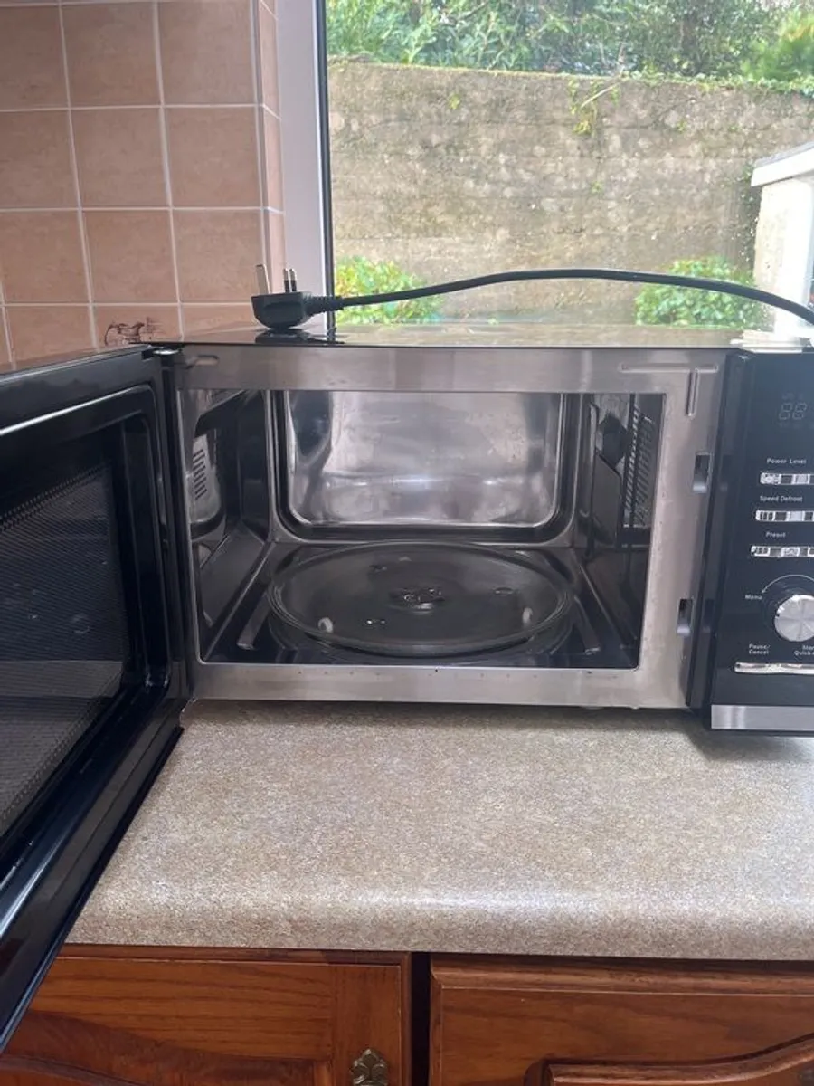 900W Dimplex Microwave - Almost new - Image 3