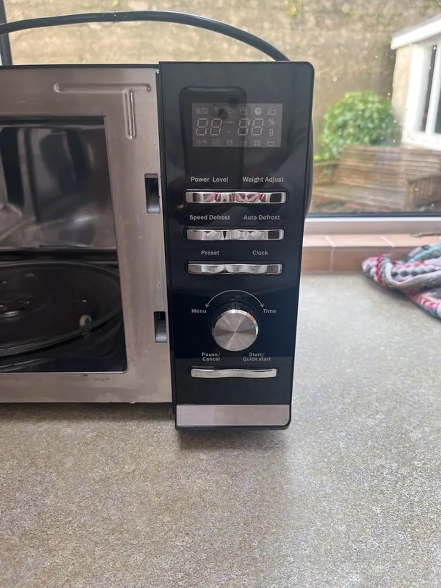 900W Dimplex Microwave - Almost new - Image 4
