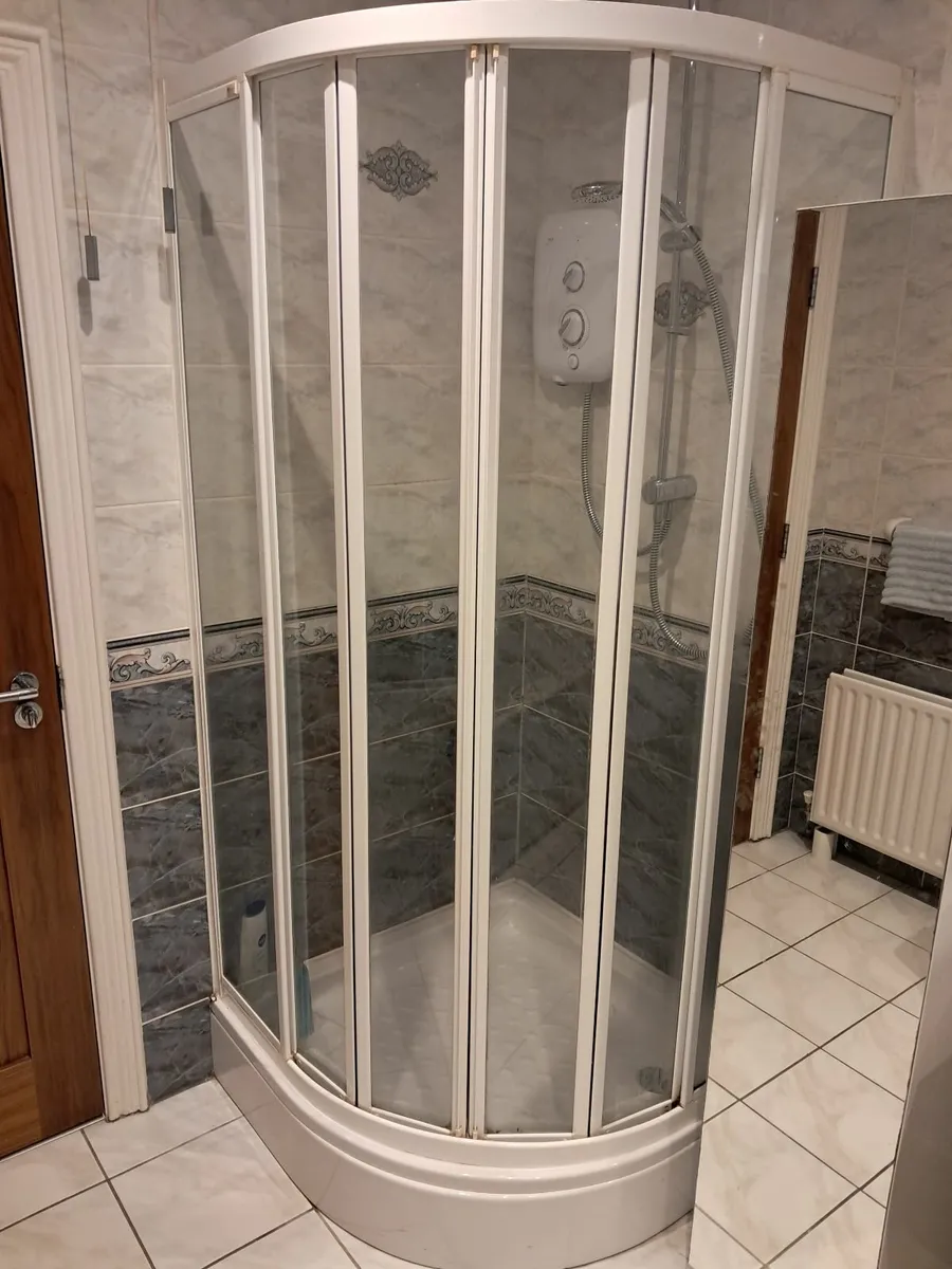 Bathroom complete inc Jacuzzi - Image 2