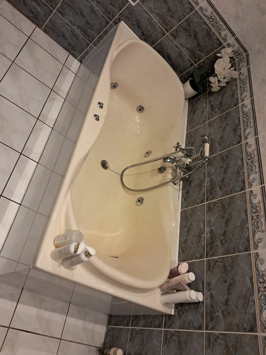 Bathroom complete inc Jacuzzi - Image 4