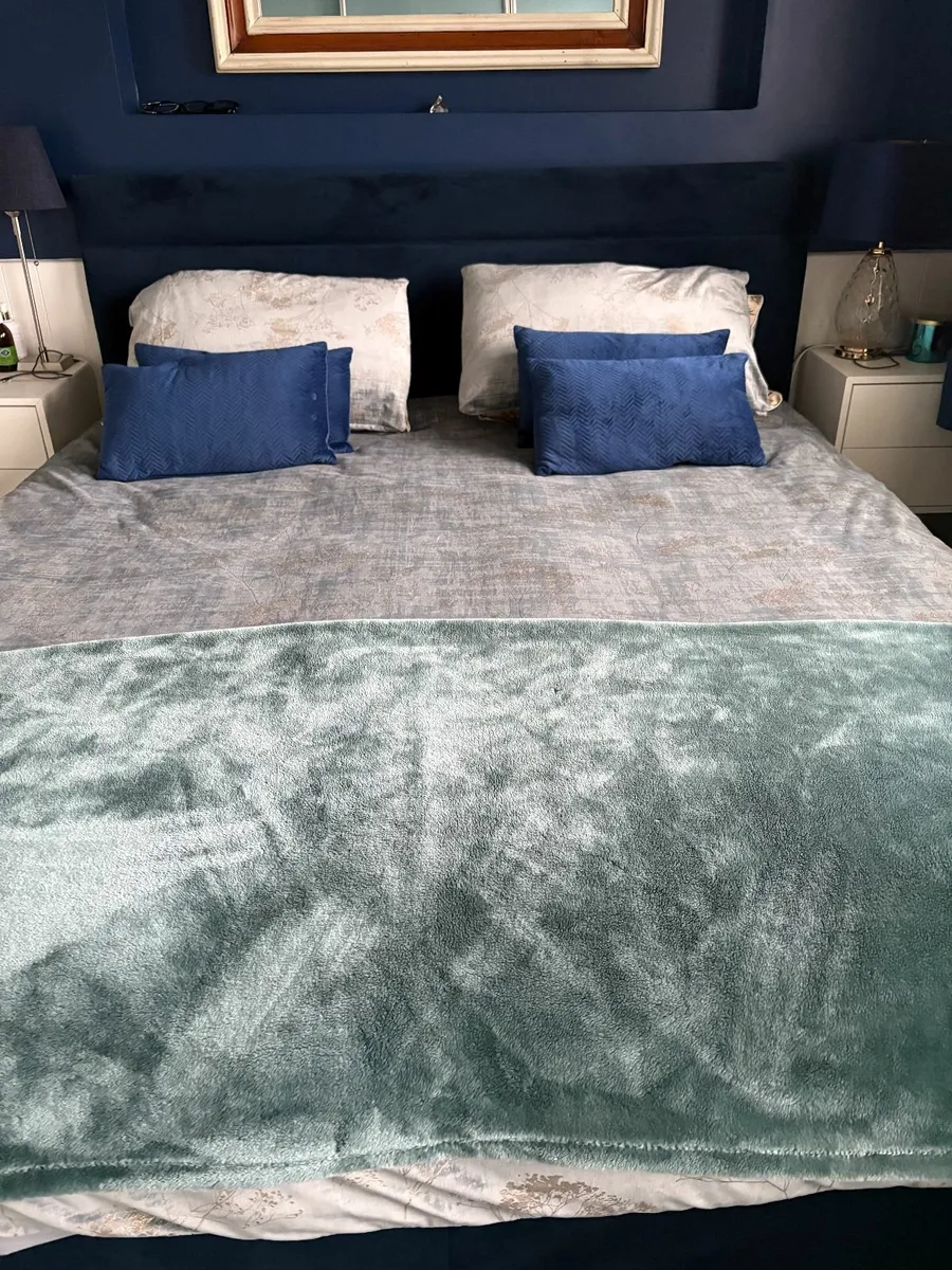 King-size bed - Image 1