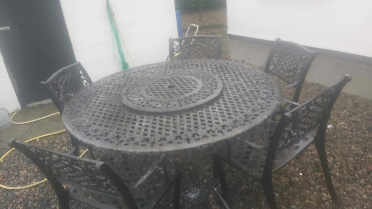 Metal garden table with 5 chairs