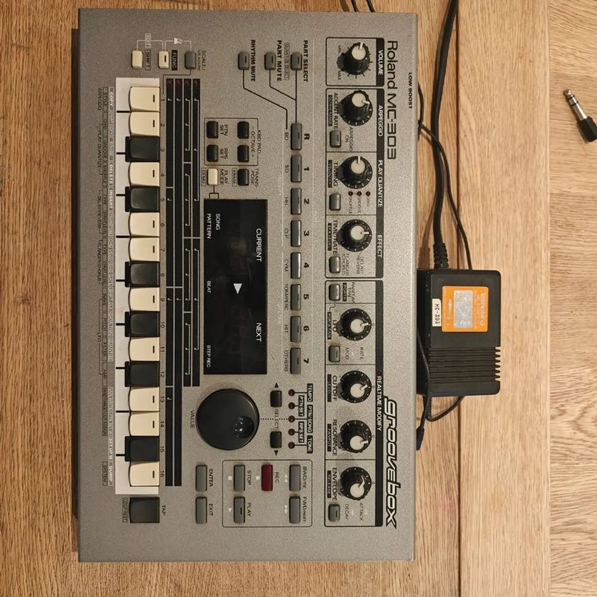 Roland MC 303 Groovebox - Image 4