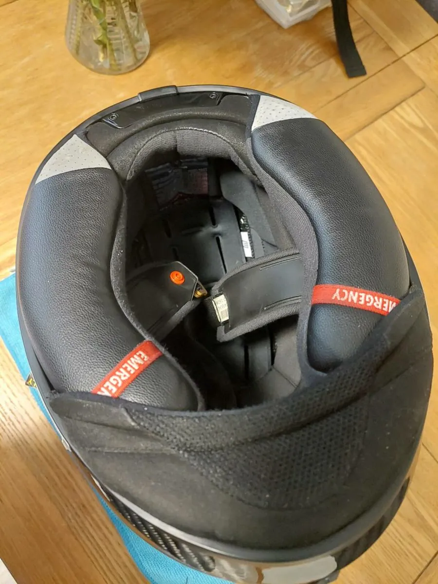 Motorcycle helmet - Image 2