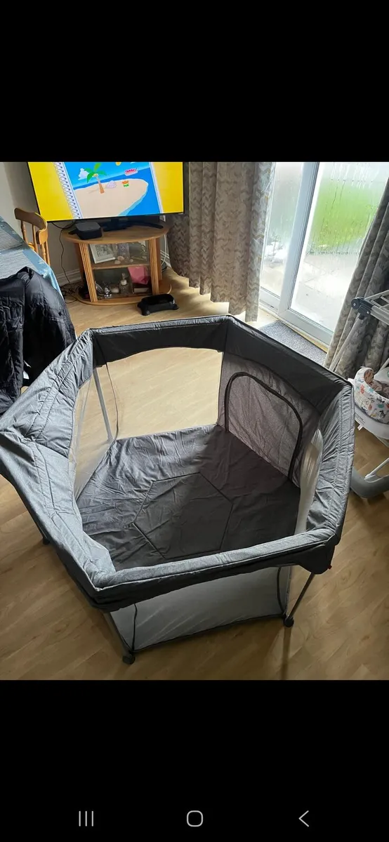Foldable playpen - Image 1