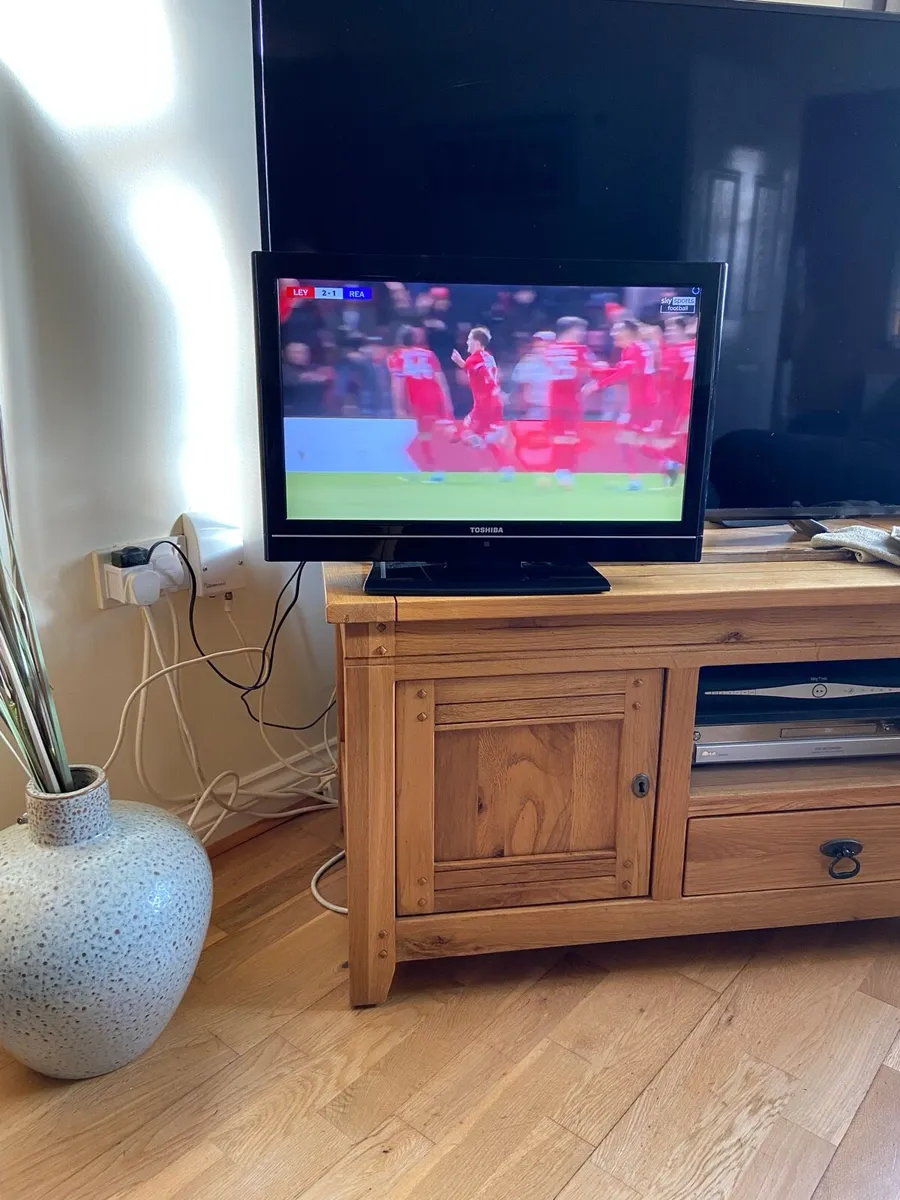 21 inch. Toshiba. TV.   With. Remote - Image 2