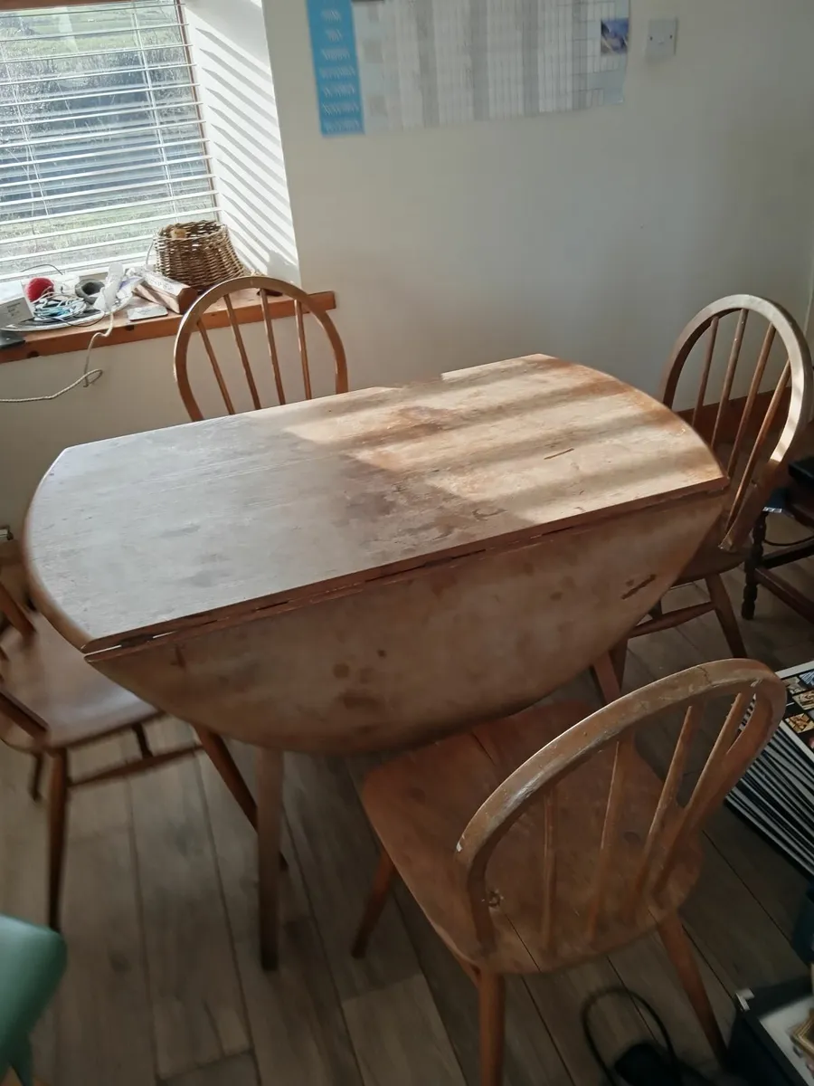Drop leaf oak table and 4 chairs - Image 1