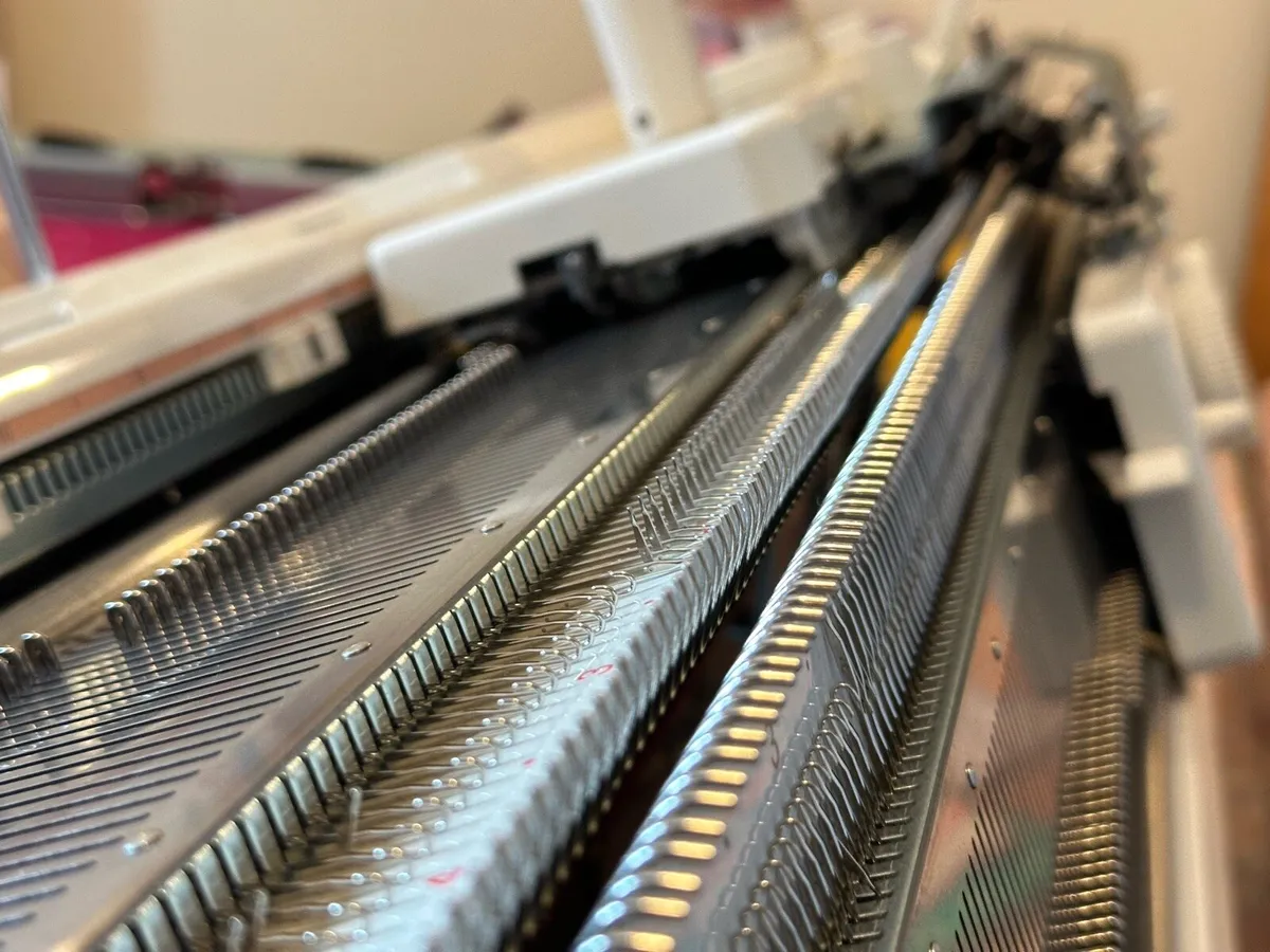 Knitting machine silver reed SK840+SRP60N - Image 1