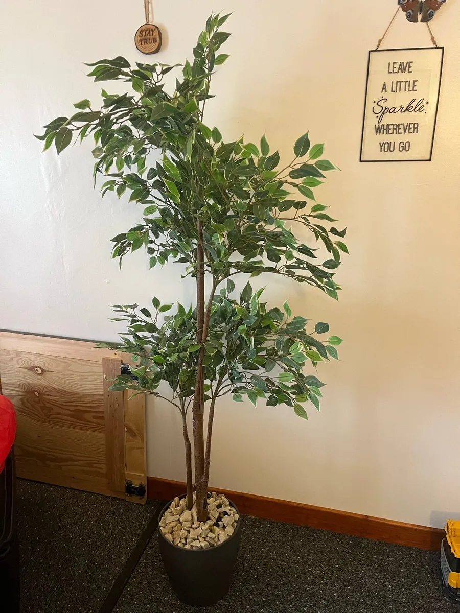 Artificial tree & pot - Image 1