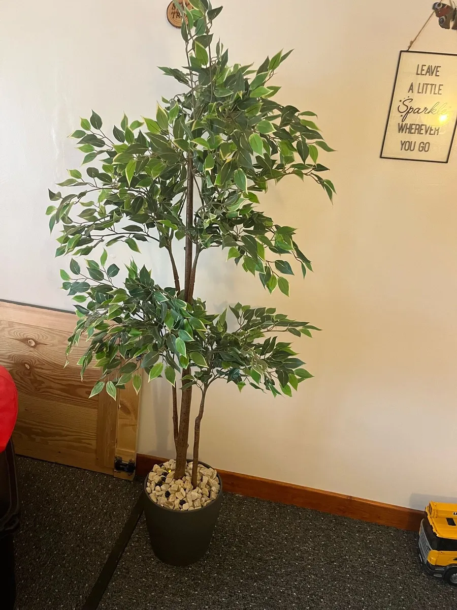 Artificial tree & pot - Image 2