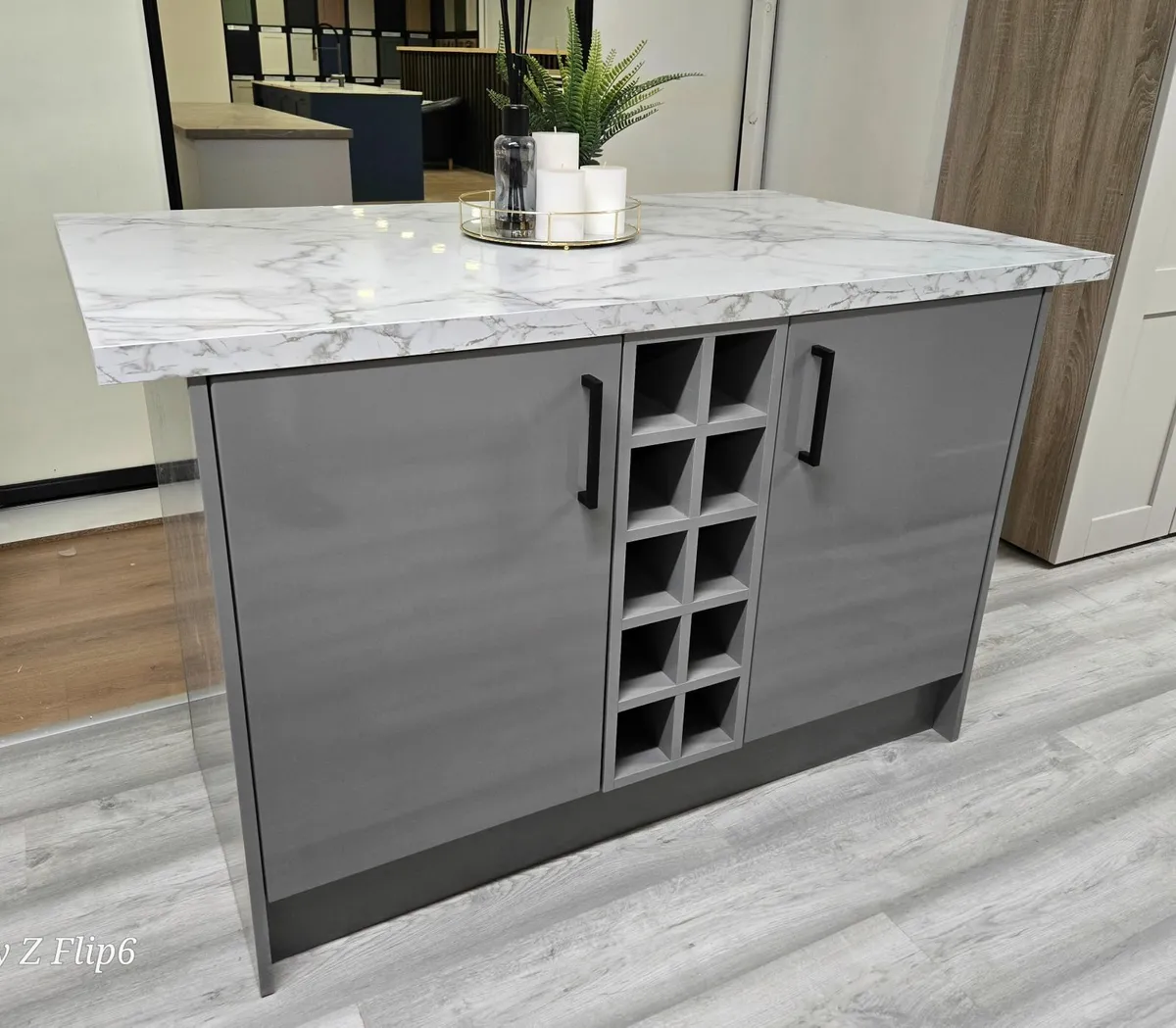 Kitchen island - Image 1