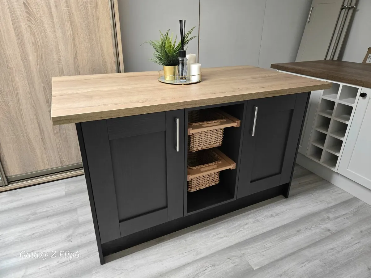 Kitchen island - Image 1